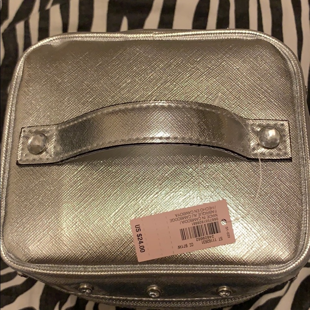 NWT. VS cosmetic bag - Picture 2 of 3